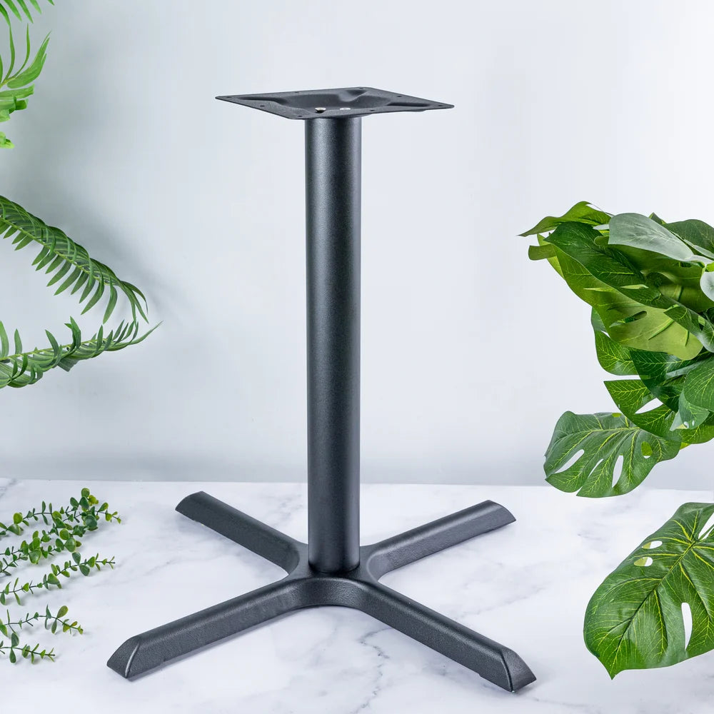 Czarna żeliwna podstawa bistro z krzyżową podstawą – do blatu 800 × 800 mm