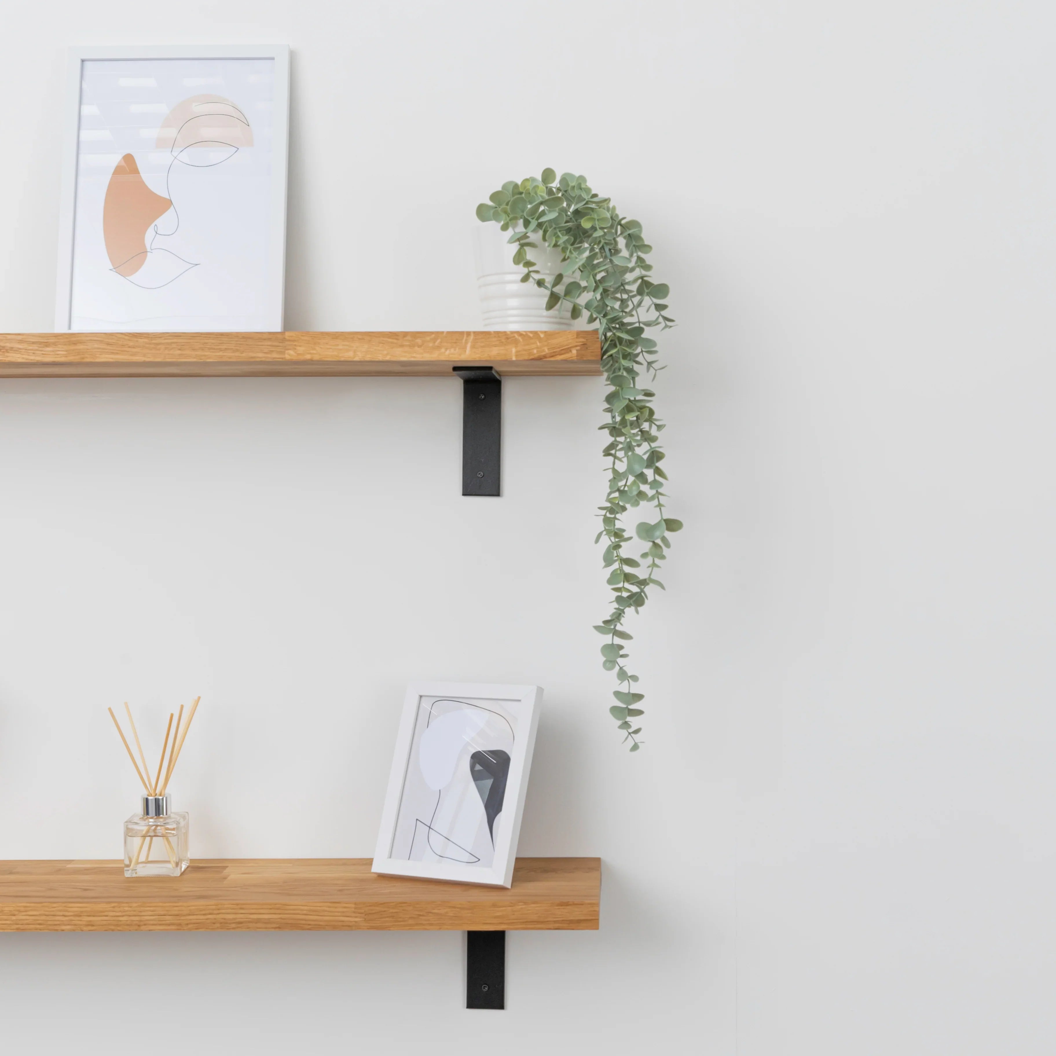 Drewniane półki dębowe, 27mm, z żeliwnymi wspornikami malowanymi proszkowo typu płaskimi