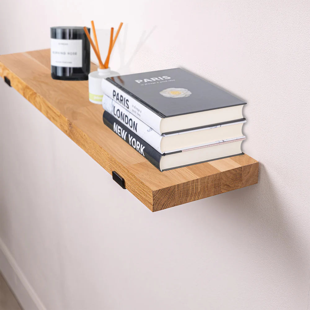 Półka ścienna z litego dębu o grubości 40 mm z czarnymi wspornikami typu dolnego bok