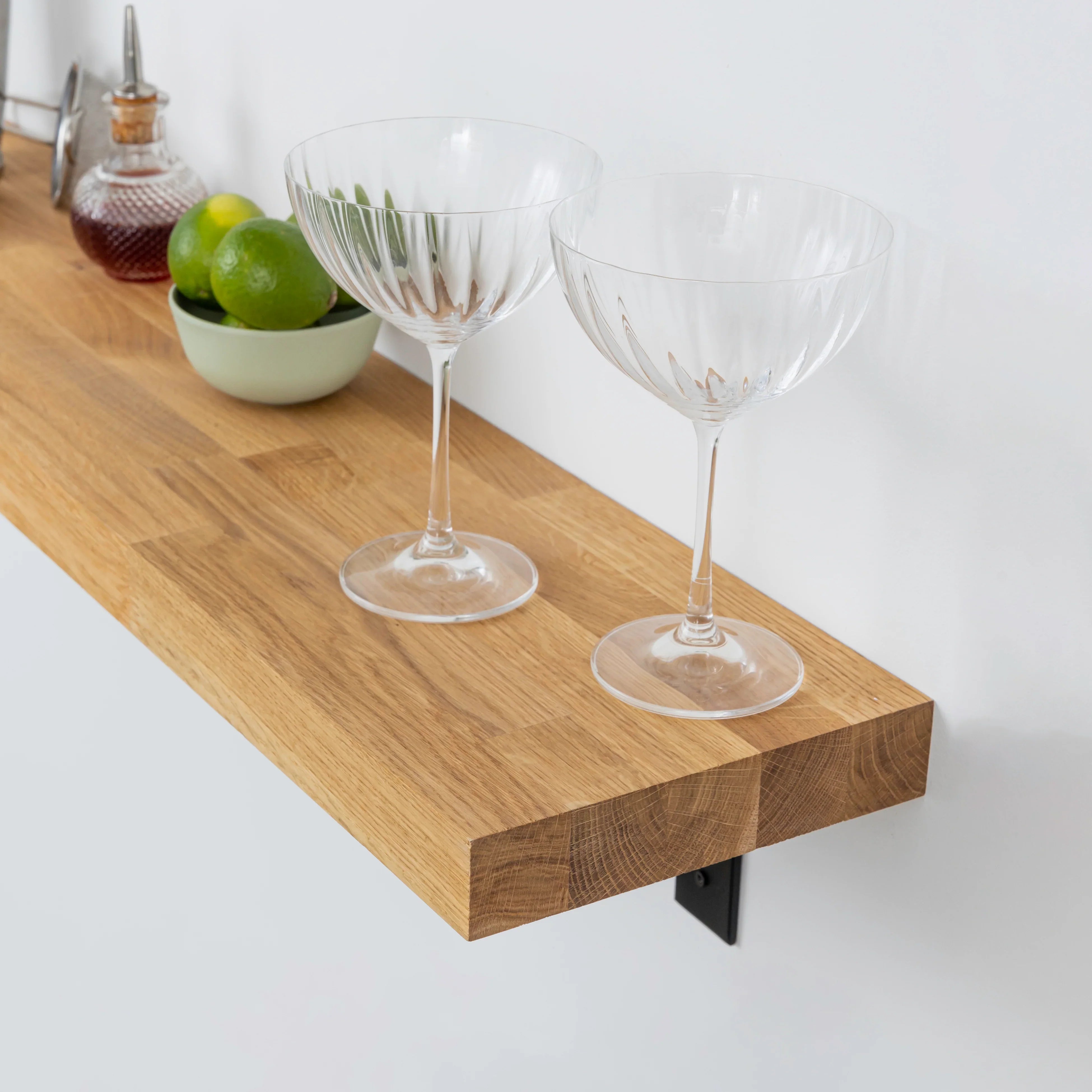 Półka ścienna z litego dębu o grubości 40mm z czarnymi płaskimi wspornikami