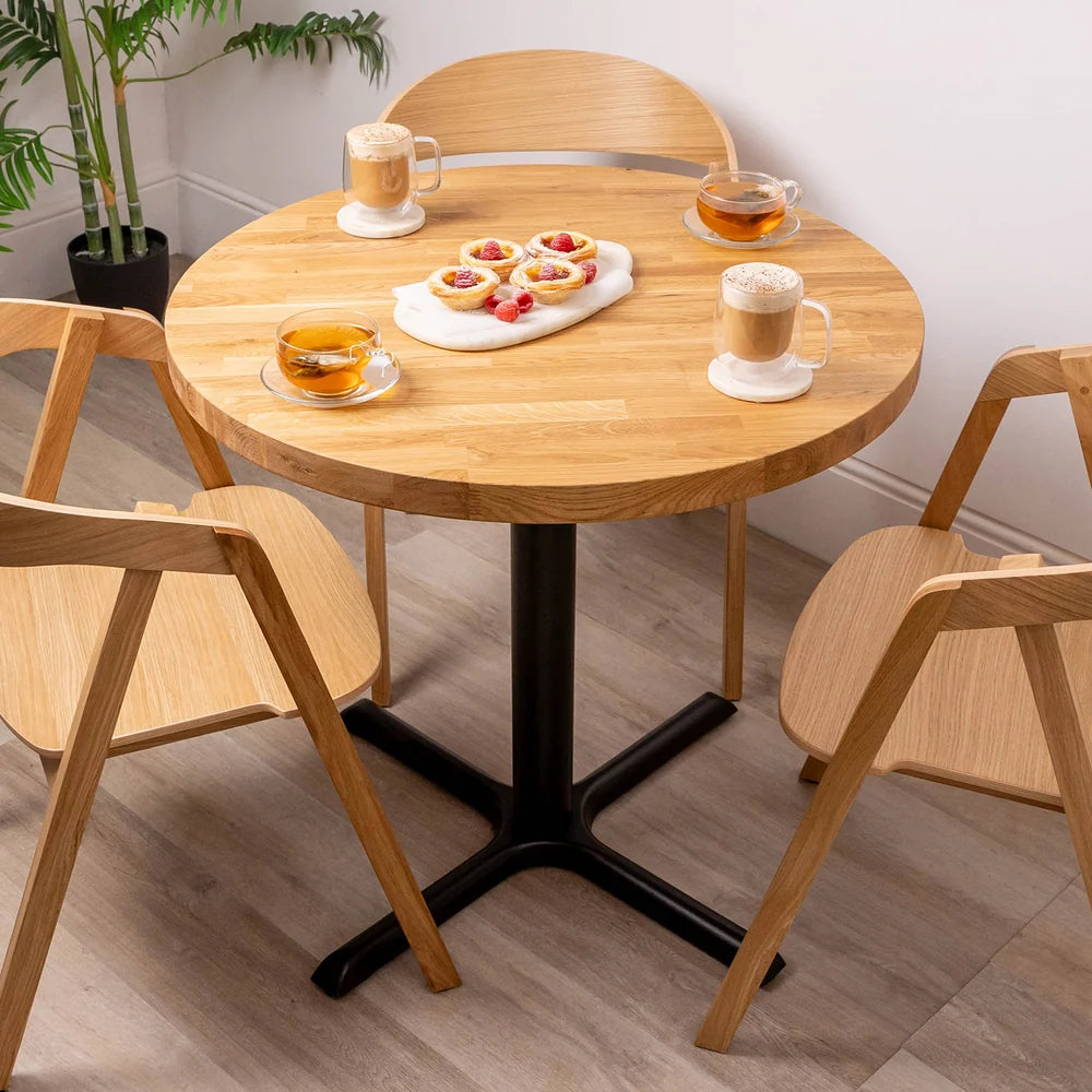 Czarna żeliwna podstawa bistro z krzyżową podstawą – do blatu 800 × 800 mm 