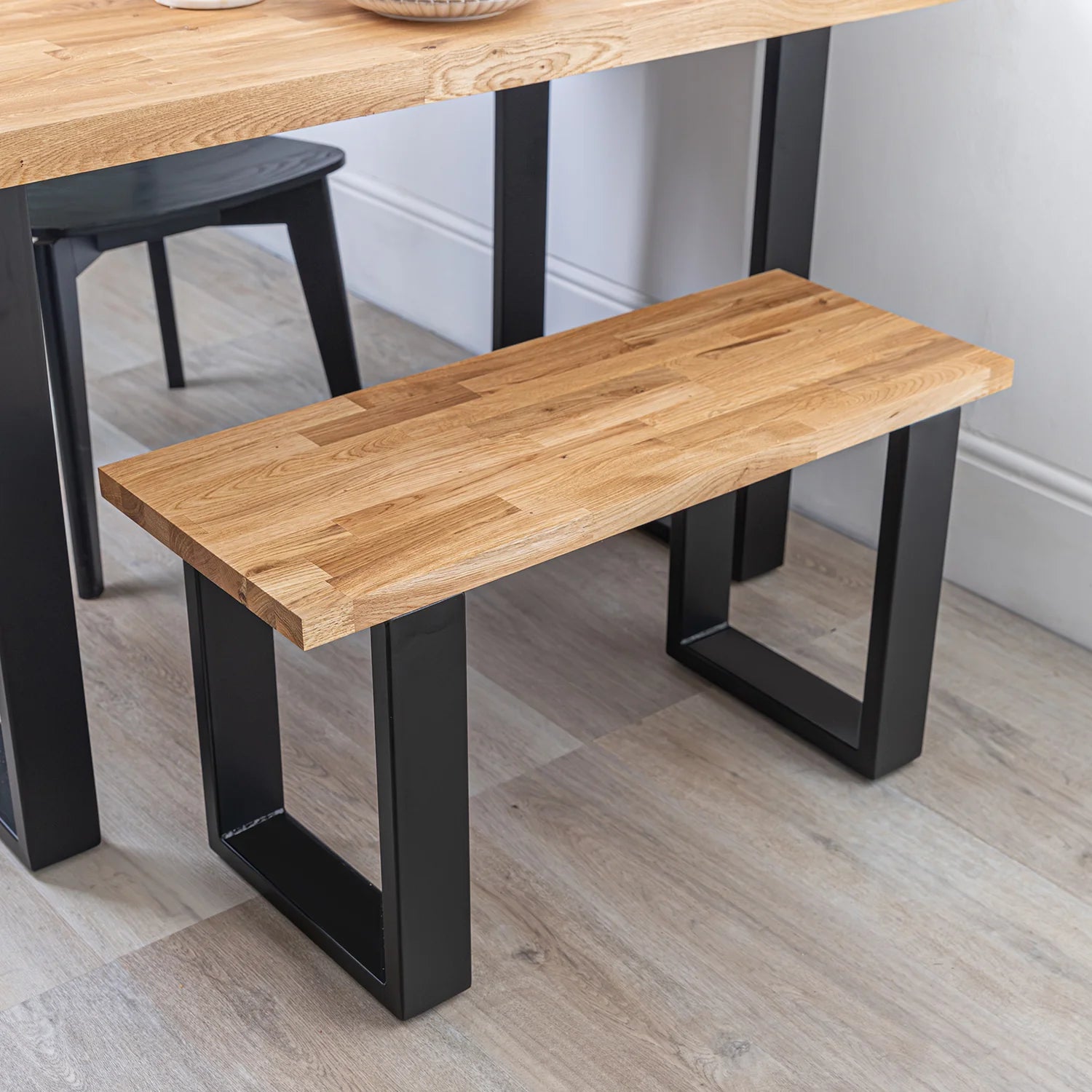 Dębowa ławka do jadalni z metalowymi nogami