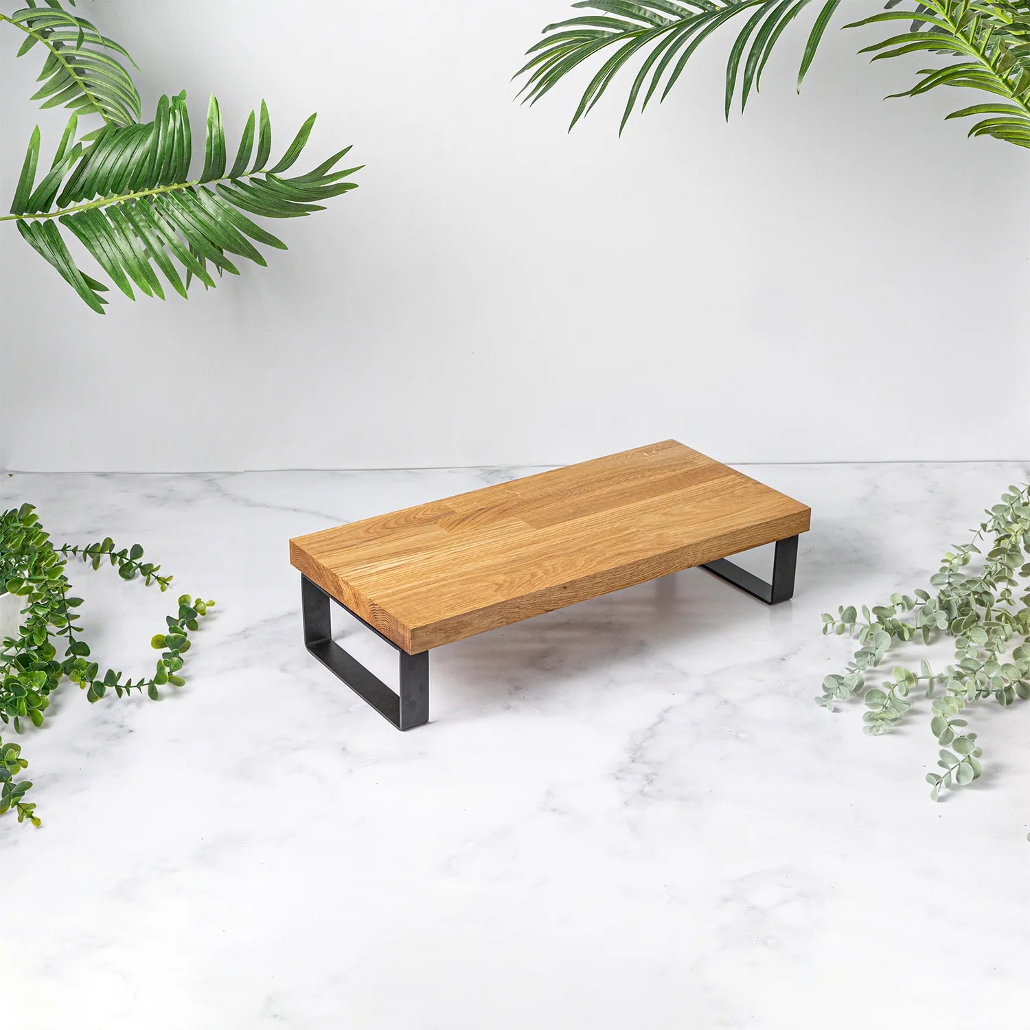 Dębowa podstawka pod monitor z metalowymi nogami