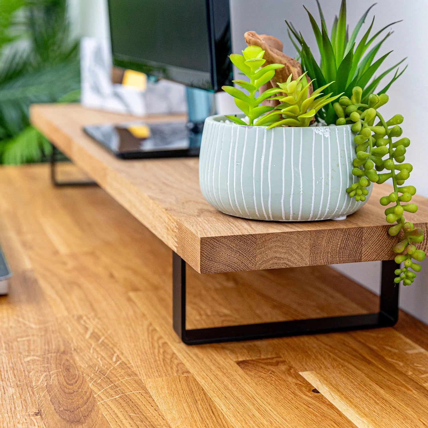 Podstawka pod monitor z dębu natura z metalowymi nogami