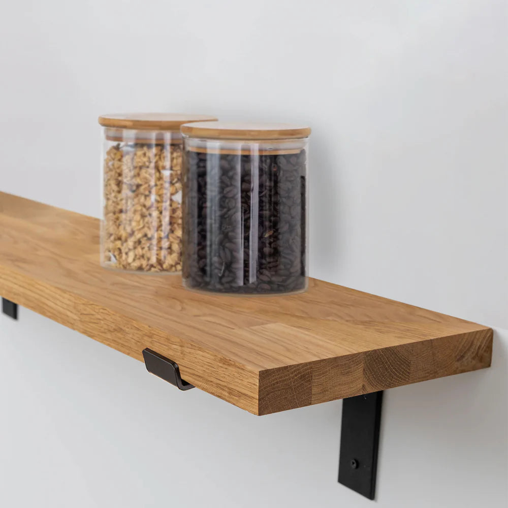 Półka ścienna z litego dębu o grubości 27 mm z czarnymi wspornikami typu dolnego - bok