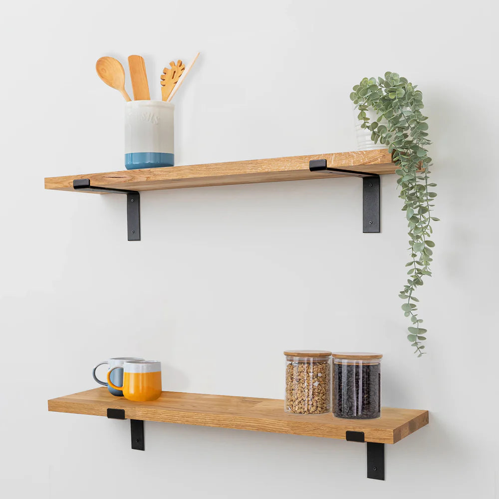 Półka ścienna z litego dębu o grubości 27 mm z czarnymi wspornikami typu dolnego 