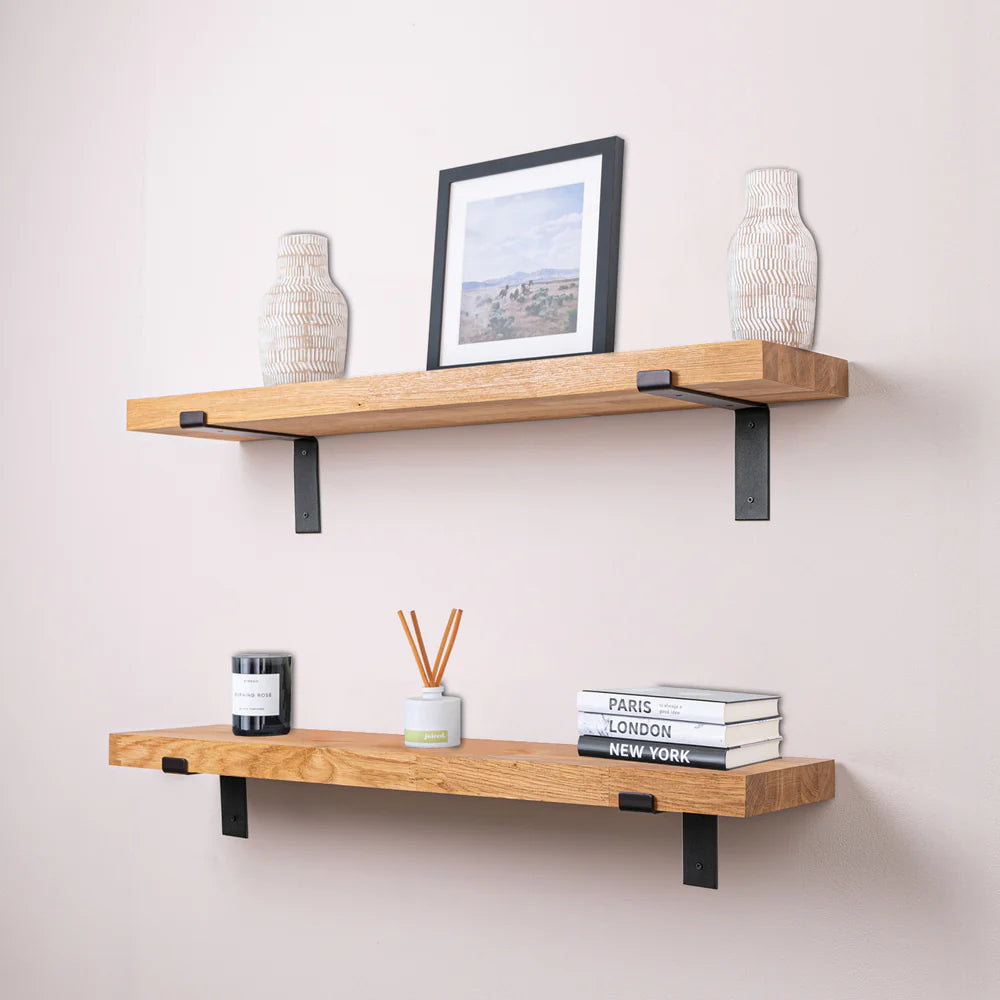 Półka ścienna z litego dębu o grubości 40 mm z czarnymi wspornikami typu dolnego