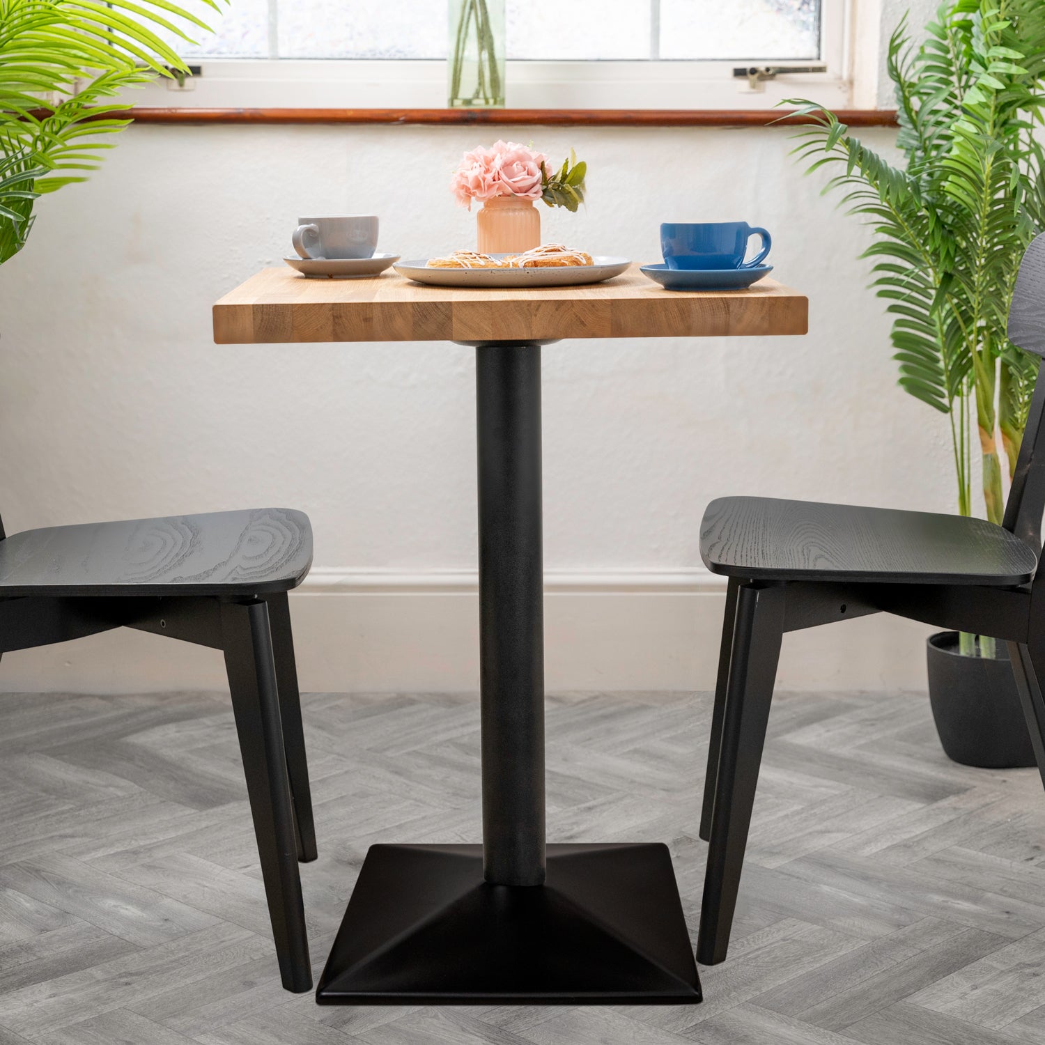 Stolik bistro dębowy Premium z czarną, żeliwną podstawą